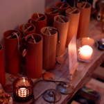 table basse avec une douzaine de carillons koshi, des bougies, le tout dans ujne ambiance feutrée